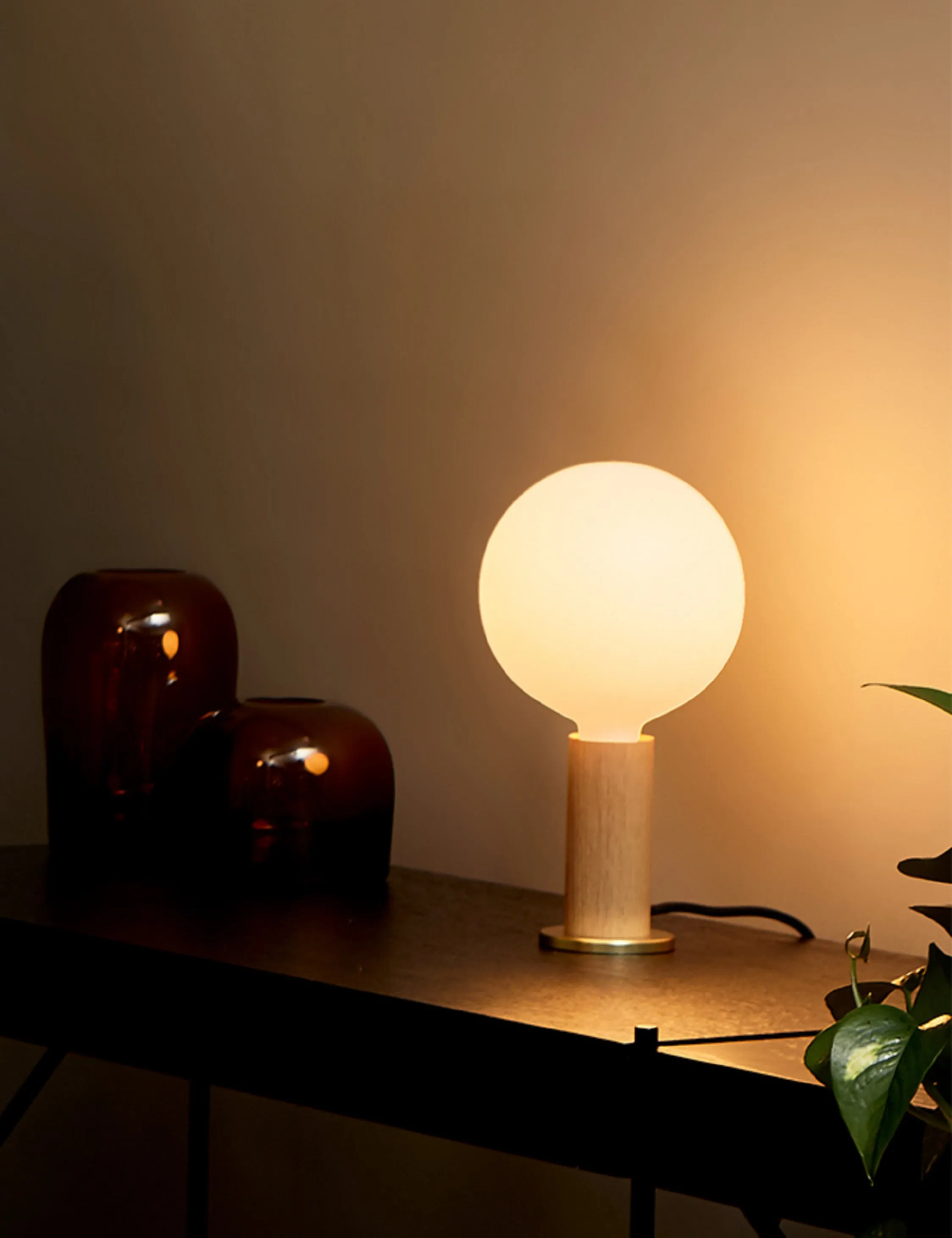 Knuckle Table Lamp with Sphere IV by Tala