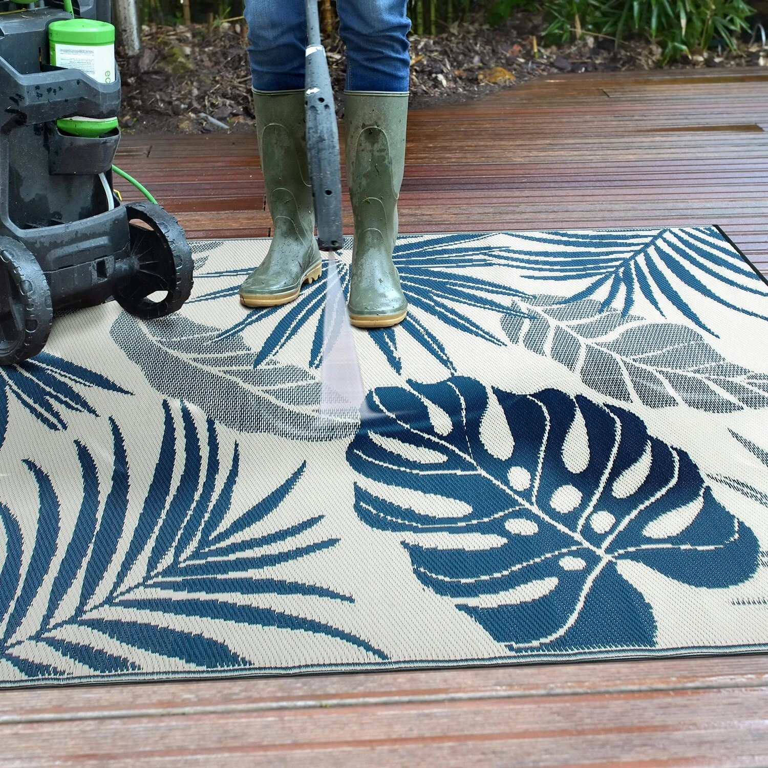 World Rug Gallery Tropical Floral Leaf Reversible Recycled Plastic Outdoor Rugs