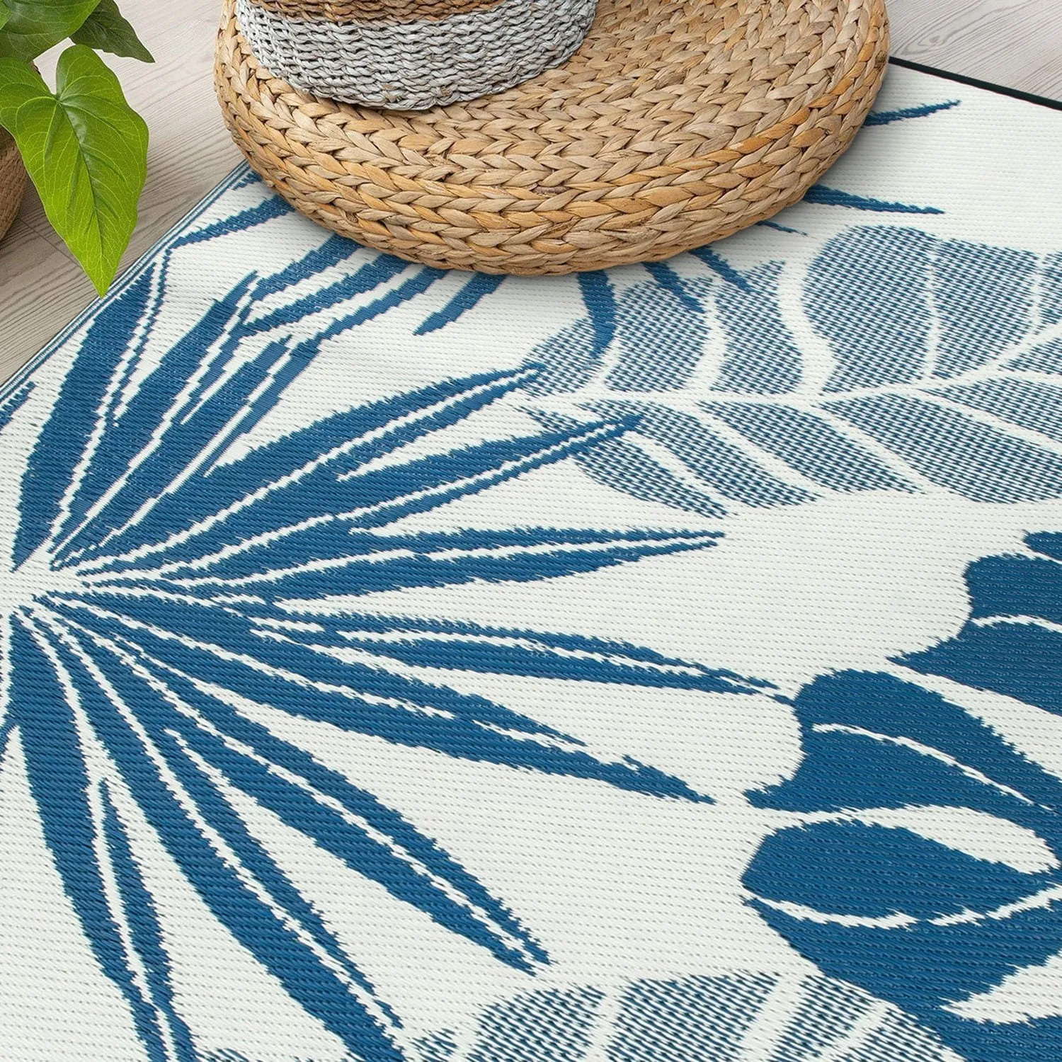World Rug Gallery Tropical Floral Leaf Reversible Recycled Plastic Outdoor Rugs