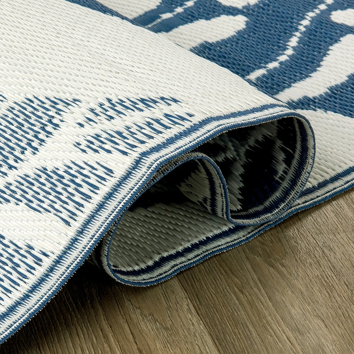 World Rug Gallery Tropical Floral Leaf Reversible Recycled Plastic Outdoor Rugs