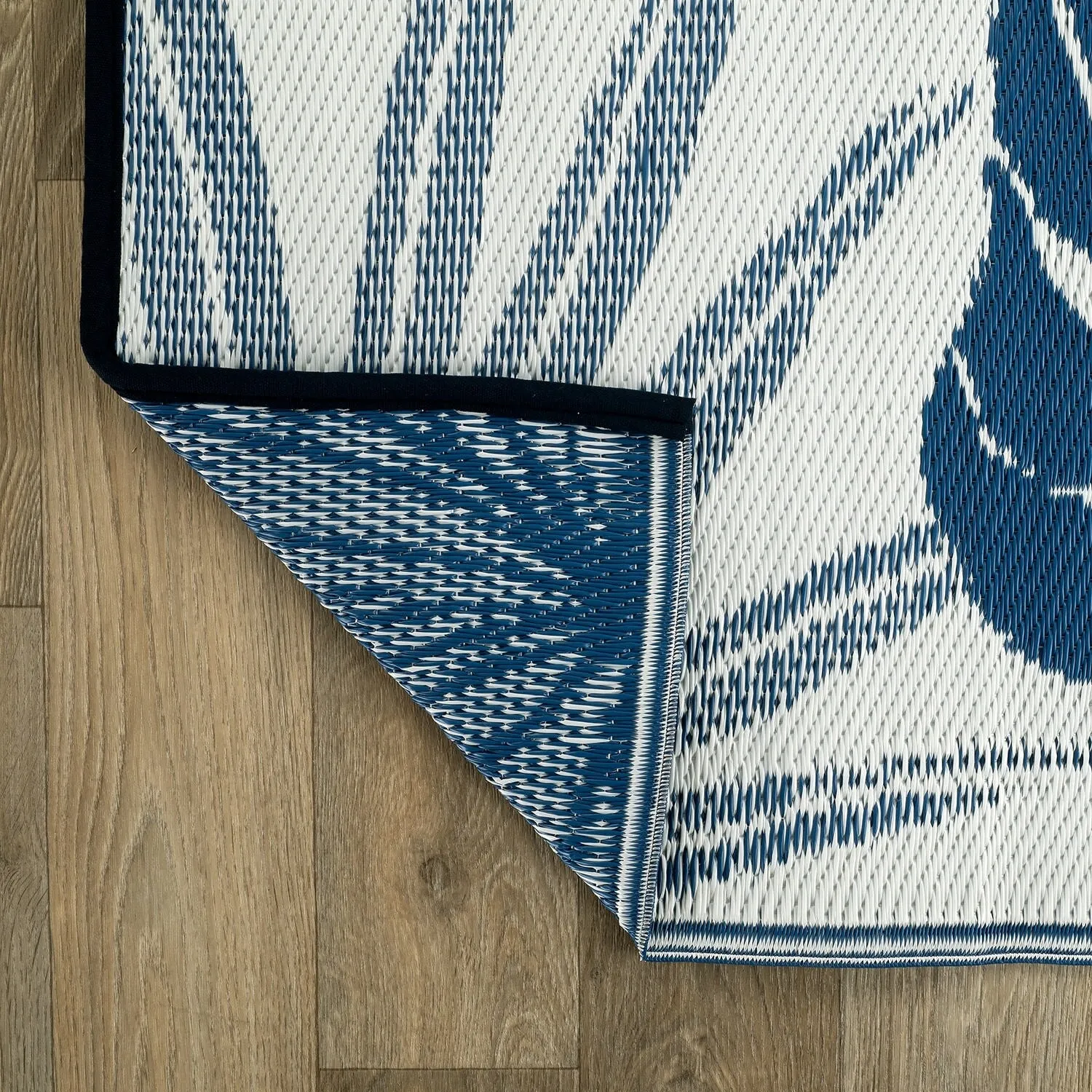 World Rug Gallery Tropical Floral Leaf Reversible Recycled Plastic Outdoor Rugs